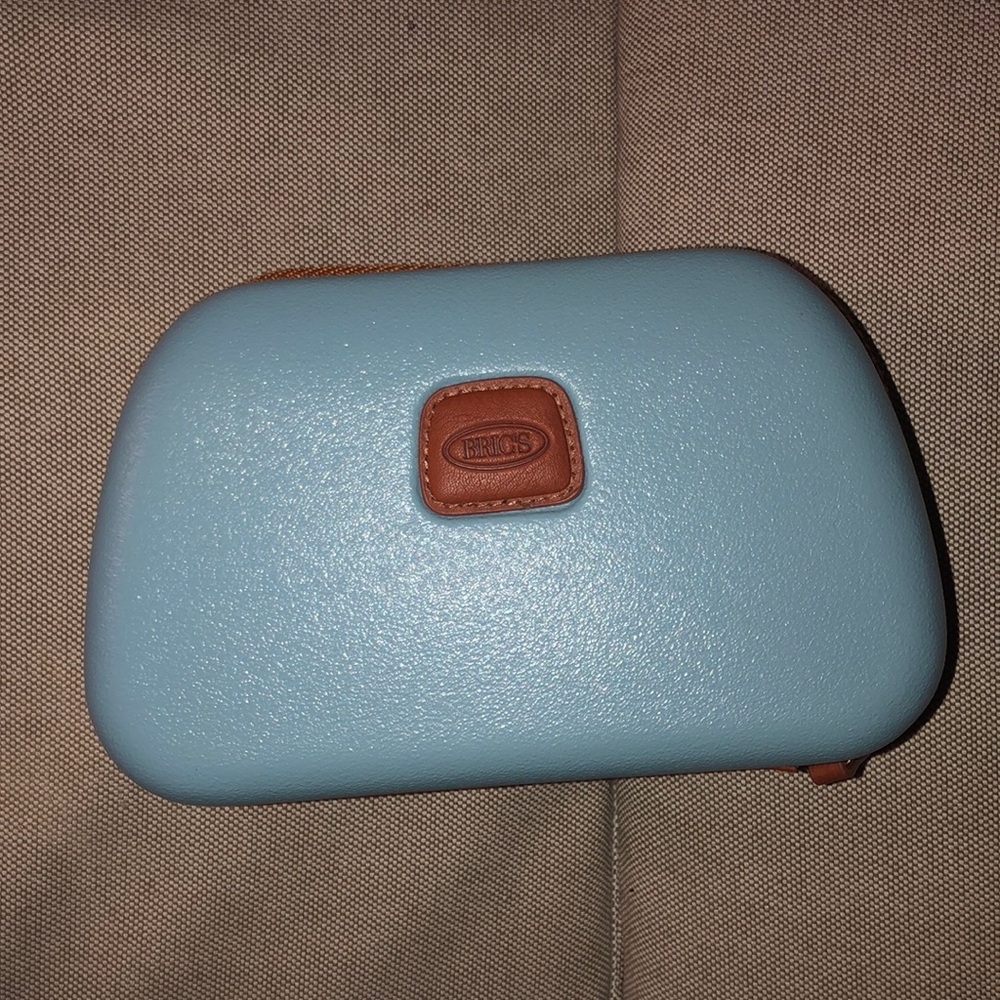 Bric’s Hardshell Tolietry case Qatar.